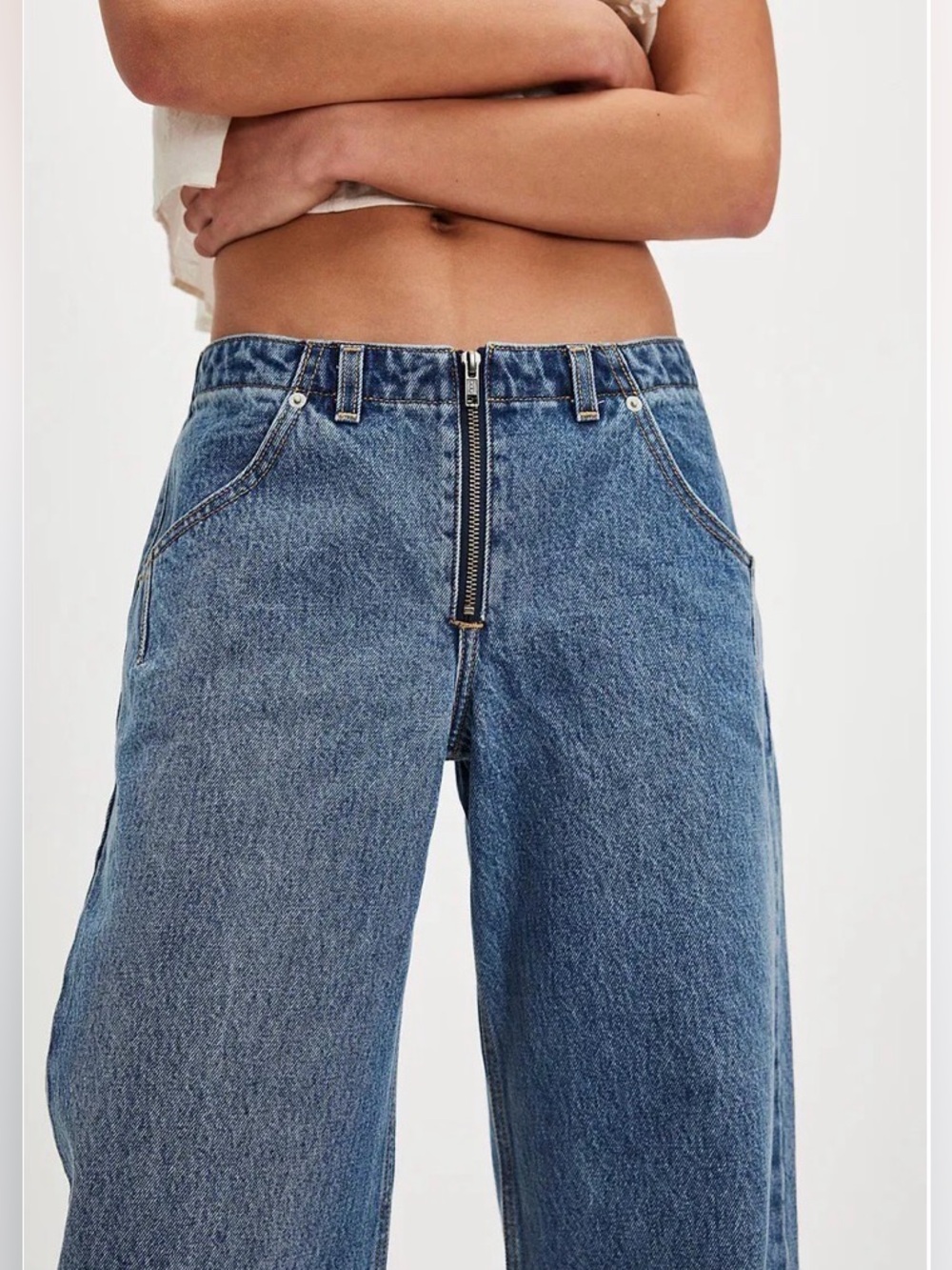 SOLD Levi’s Low Loose Barrel Leg Jeans Medium Wash Size 27 - Picture 2 of 15